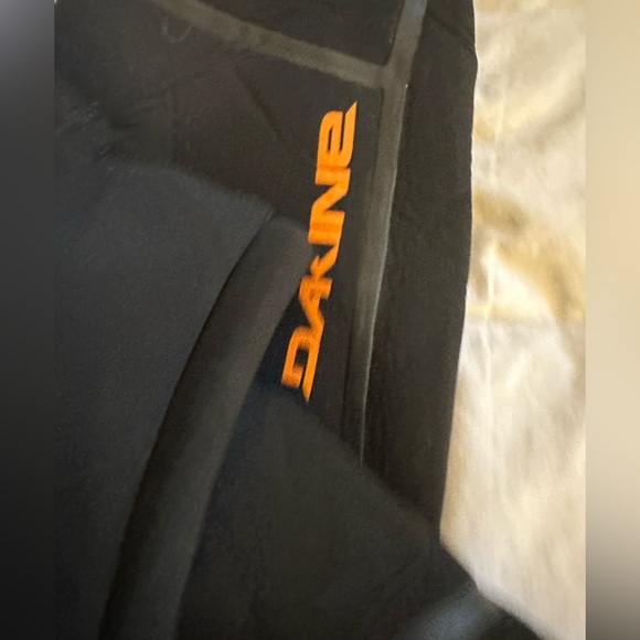 DAKINE CYCLONE ZIP FREE FULL WETSUIT
3/2MM-M & CYCLONE SPLIT TOE BOOT 3/2MM-11 - Picture 9 of 14